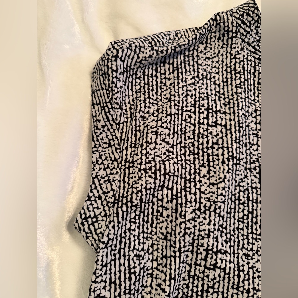 Vince Camuto Women's Black and White Patterned Top - Picture 3 of 8